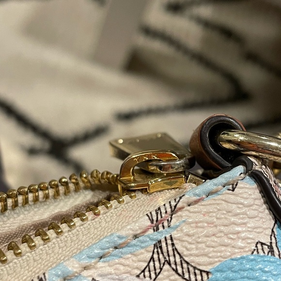 CALVIN KLEIN PURSE - Picture 4 of 8